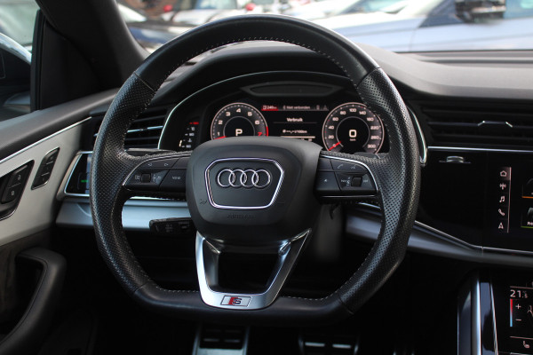 Audi Q8 55 TFSI quattro Pro Line Plus / Trekhaak / Panoramadak / 360Camera / Achterasbesturing / Softclose / 22'' / B&O / Sfeerverlichting / Dodehoek / DAB / Stoelverwarming / ACC