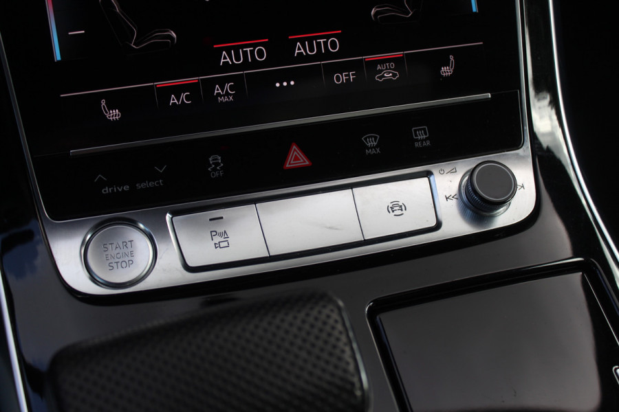 Audi Q8 55 TFSI quattro Pro Line Plus / Trekhaak / Panoramadak / 360Camera / Achterasbesturing / Softclose / 22'' / B&O / Sfeerverlichting / Dodehoek / DAB / Stoelverwarming / ACC