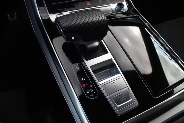 Audi Q8 55 TFSI quattro Pro Line Plus / Trekhaak / Panoramadak / 360Camera / Achterasbesturing / Softclose / 22'' / B&O / Sfeerverlichting / Dodehoek / DAB / Stoelverwarming / ACC