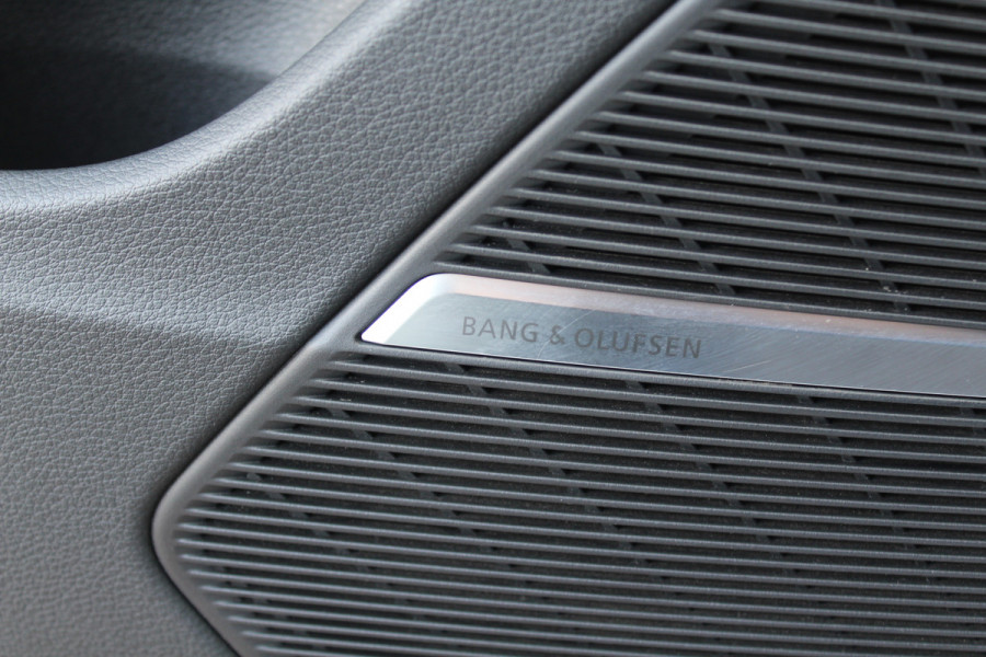 Audi Q8 55 TFSI quattro Pro Line Plus / Trekhaak / Panoramadak / 360Camera / Achterasbesturing / Softclose / 22'' / B&O / Sfeerverlichting / Dodehoek / DAB / Stoelverwarming / ACC