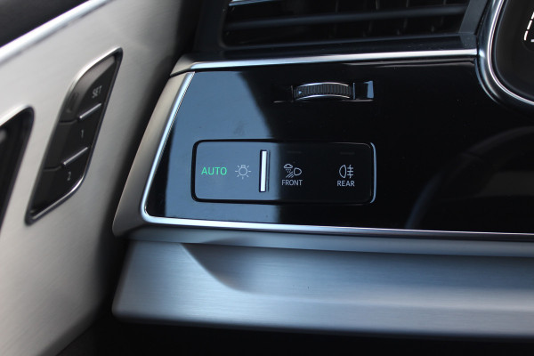Audi Q8 55 TFSI quattro Pro Line Plus / Trekhaak / Panoramadak / 360Camera / Achterasbesturing / Softclose / 22'' / B&O / Sfeerverlichting / Dodehoek / DAB / Stoelverwarming / ACC