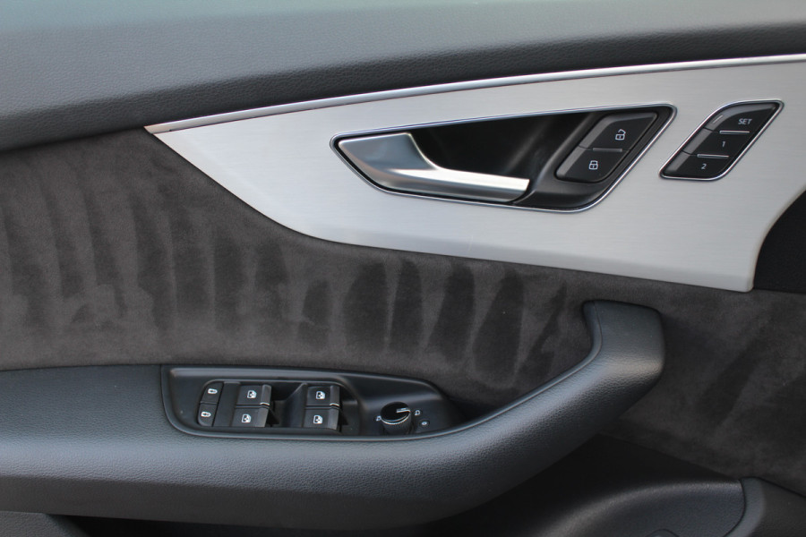 Audi Q8 55 TFSI quattro Pro Line Plus / Trekhaak / Panoramadak / 360Camera / Achterasbesturing / Softclose / 22'' / B&O / Sfeerverlichting / Dodehoek / DAB / Stoelverwarming / ACC