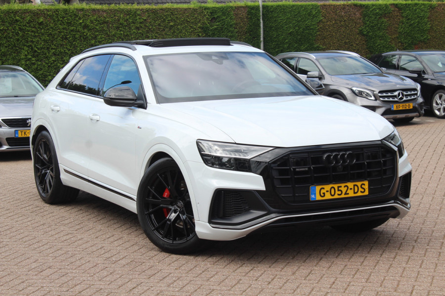 Audi Q8 55 TFSI quattro Pro Line Plus / Trekhaak / Panoramadak / 360Camera / Achterasbesturing / Softclose / 22'' / B&O / Sfeerverlichting / Dodehoek / DAB / Stoelverwarming / ACC