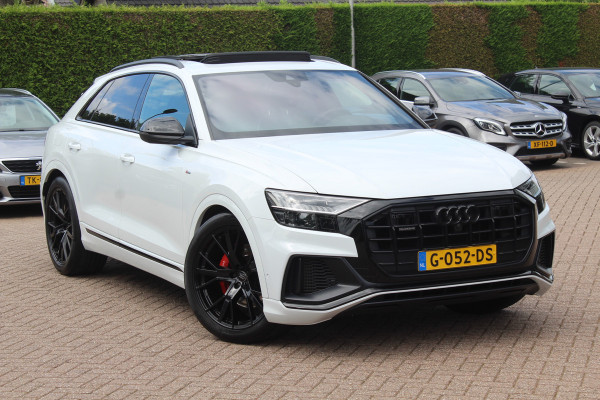 Audi Q8 55 TFSI quattro Pro Line Plus / Trekhaak / Panoramadak / 360Camera / Achterasbesturing / Softclose / 22'' / B&O / Sfeerverlichting / Dodehoek / DAB / Stoelverwarming / ACC