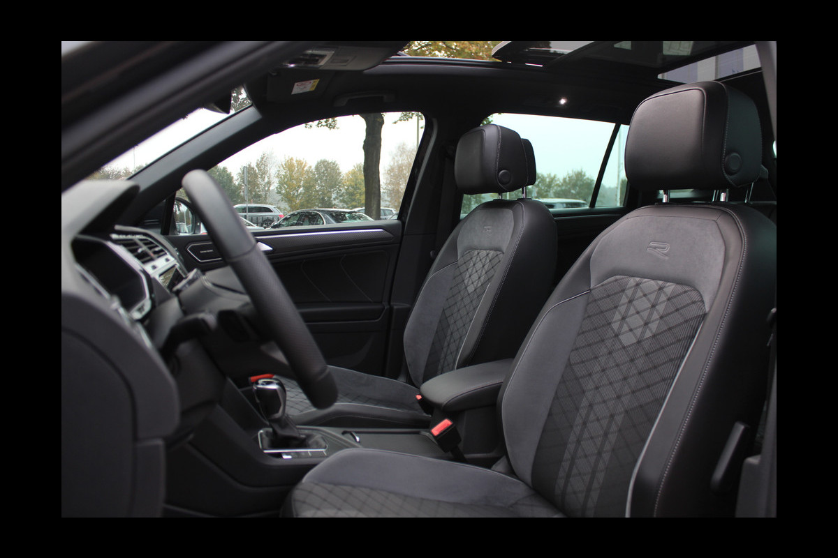 Volkswagen Tiguan 1.5 TSI R-Line / NL Auto! / Trekhaak / Panoramadak / Camera / Keyless / 19'' / CarPlay / Navigatie / DAB / ACC
