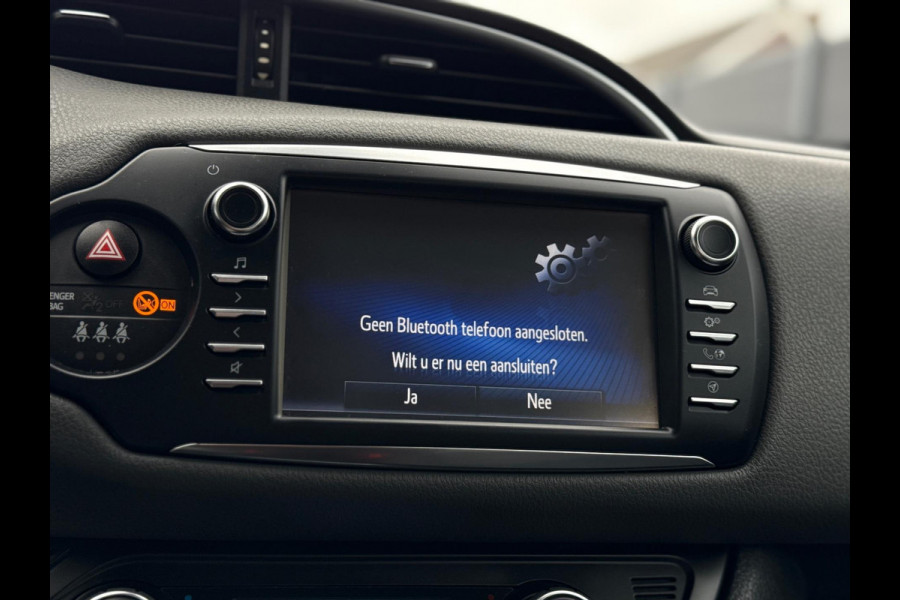 Toyota Yaris 1.5 Hybrid Bi-Tone Bluetooth