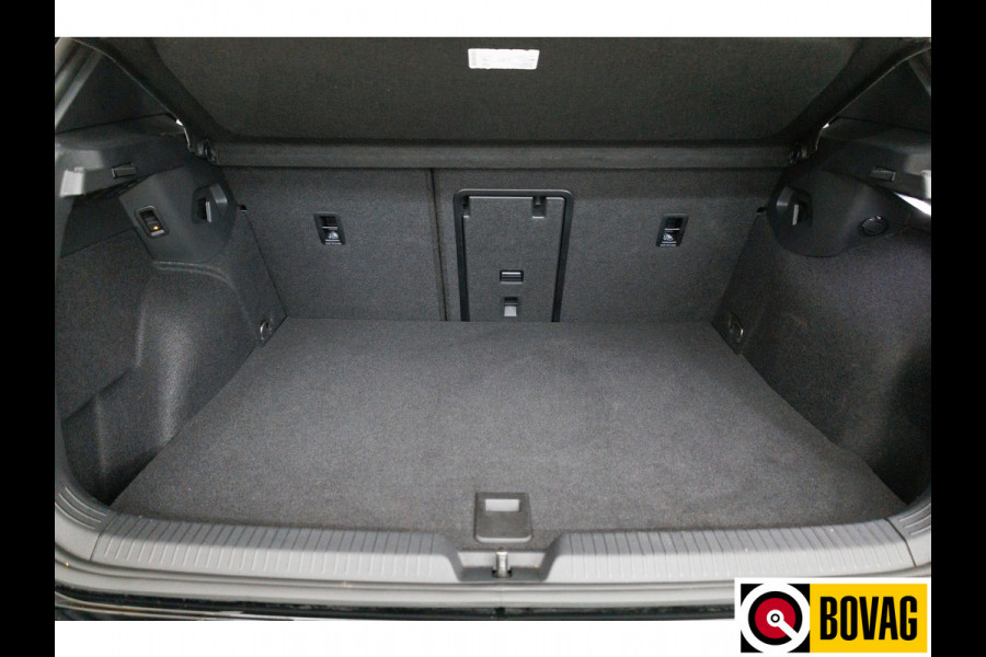 Volkswagen Golf 1.5 eHybrid GTE Black Style 272 PK | IQ Led | Elec. trekhaak | Headup | Stoel- & stuurverw. | PDC V + A, Camera, App. connect, Navigatie, 131 KM actieradius (WLTP)
