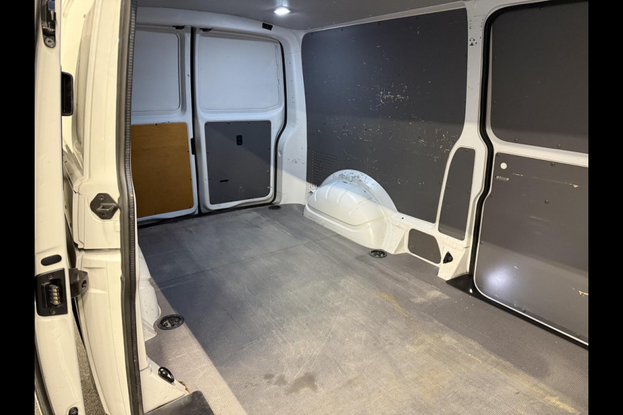 Volkswagen Transporter 2.0 TDI L2H1 30 Comfortline Airco Navi Trekhaak 2X schuifdeur Stoelverwarming Adaptieve Cruise Control