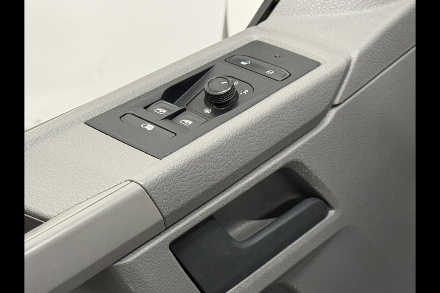 Volkswagen Transporter 2.0 TDI L2H1 30 Comfortline Airco Navi Trekhaak 2X schuifdeur Stoelverwarming Adaptieve Cruise Control