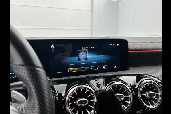 Mercedes-Benz CLA-Klasse Shooting Brake 250 e Business Solution AMG Limited 5 spaaks lichtmetalen velgen | MBUX wide screen | Navigatie | Parking support met camera achter | Inclusief 24 maanden MB Certified garantie voor Europa.