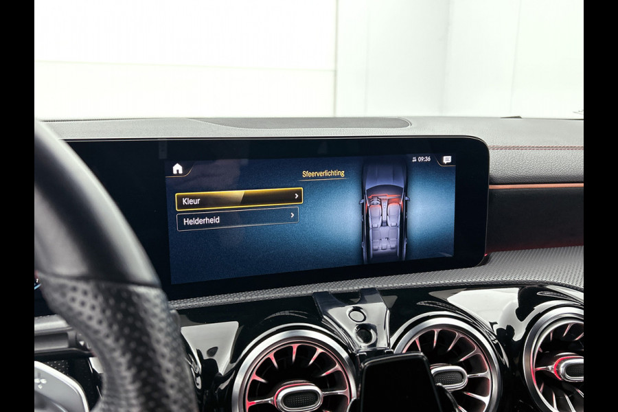 Mercedes-Benz CLA-Klasse Shooting Brake 250 e Business Solution AMG Limited 5 spaaks lichtmetalen velgen | MBUX wide screen | Navigatie | Parking support met camera achter | Inclusief 24 maanden MB Certified garantie voor Europa.