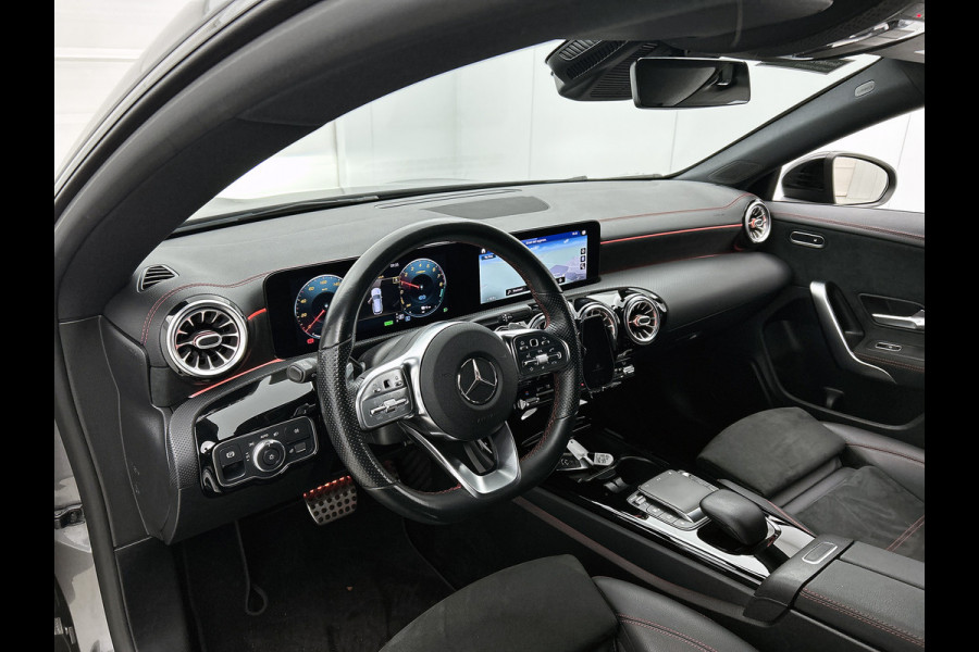Mercedes-Benz CLA-Klasse Shooting Brake 250 e Business Solution AMG Limited 5 spaaks lichtmetalen velgen | MBUX wide screen | Navigatie | Parking support met camera achter | Inclusief 24 maanden MB Certified garantie voor Europa.