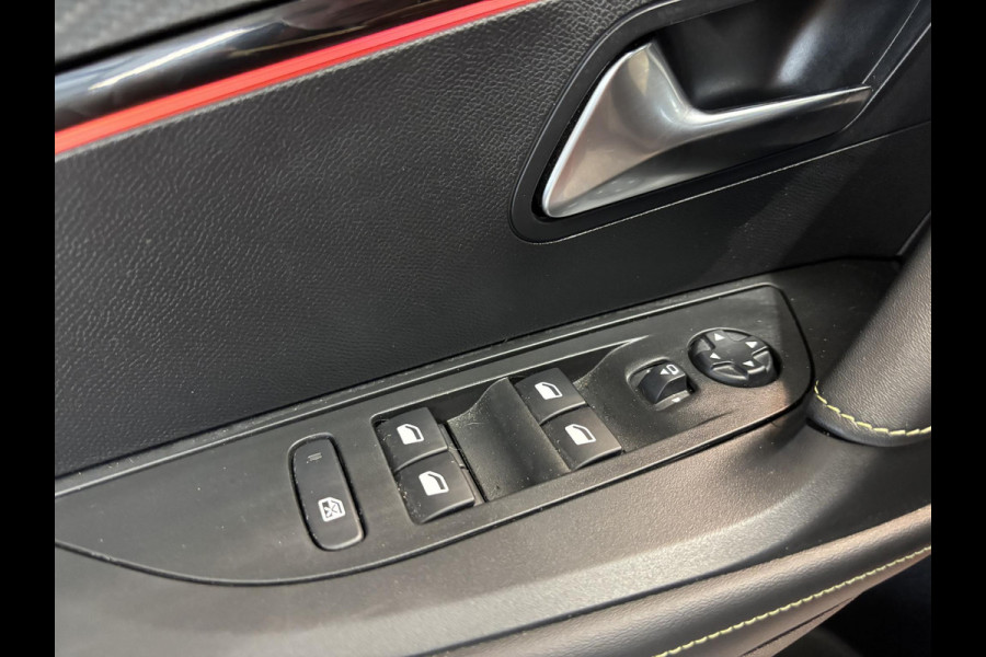 Peugeot e-2008 EV GT 50 kWh SOH 100% | Panoramadak | Stoelverwarming | Navigatie | Android auto / Apple carplay