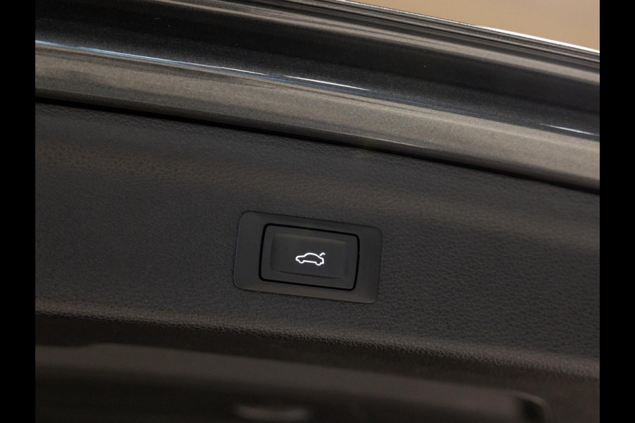 Audi Q3 35 TFSI S edition / 150pk / Trekhaak / Stoelverwarming / Achteruitrij camera /