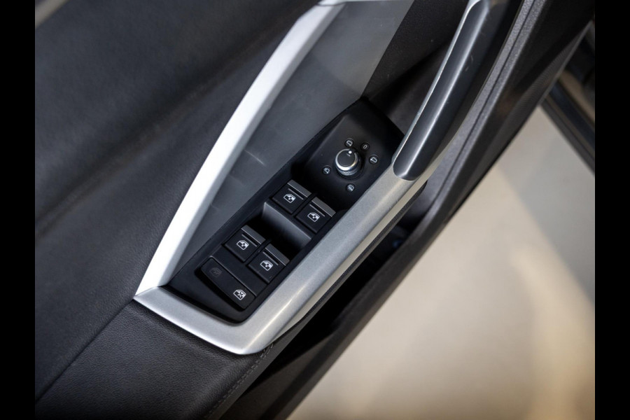 Audi Q3 35 TFSI S edition / 150pk / Trekhaak / Stoelverwarming / Achteruitrij camera /