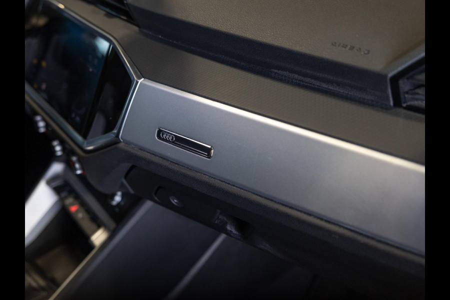 Audi Q3 35 TFSI S edition / 150pk / Trekhaak / Stoelverwarming / Achteruitrij camera /