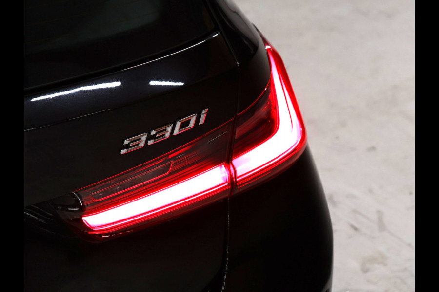 BMW 3 Serie Touring 330i High Executive NW TYPE [APPLE CARPLAY, PDC V+A, CRUISE CONTROL, HARMAN/KARDON, STOELVERWARMING, AUTOMATISCHE ACHTERKLEP, AUTOMATISCHE AIRCO, NIEUWSTAAT]