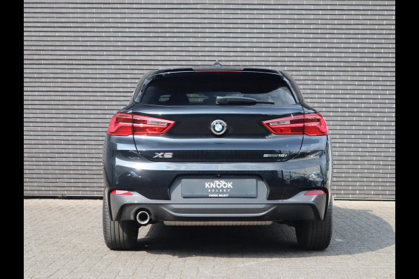 BMW X2 sDrive18i High Executive M Sport Pakket Automaat / Navigatiesysteem Plus / Panoramadak / 19 Inch / Hifi / LED / Head-Up Display / Achteruitrijcamera / Shadow Line / M Sportstoelen