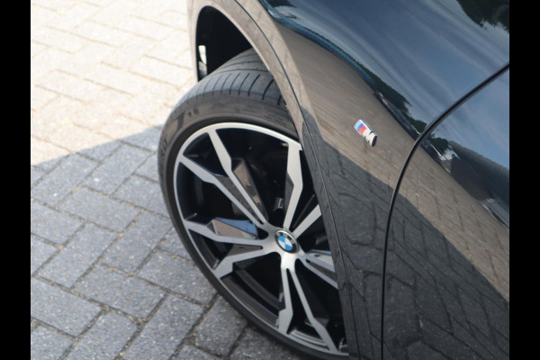 BMW X2 sDrive18i High Executive M Sport Pakket Automaat / Navigatiesysteem Plus / Panoramadak / 19 Inch / Hifi / LED / Head-Up Display / Achteruitrijcamera / Shadow Line / M Sportstoelen