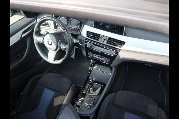 BMW X2 sDrive18i High Executive M Sport Pakket Automaat / Navigatiesysteem Plus / Panoramadak / 19 Inch / Hifi / LED / Head-Up Display / Achteruitrijcamera / Shadow Line / M Sportstoelen