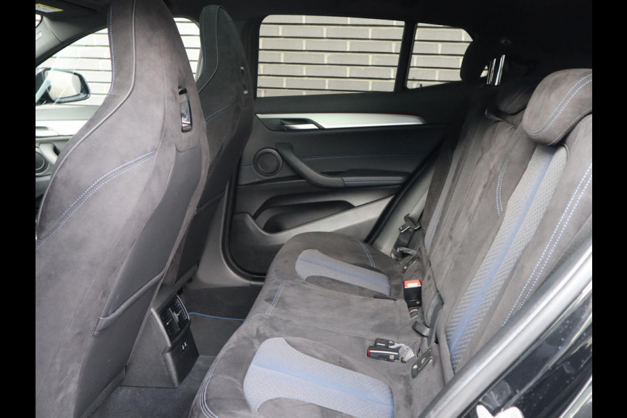BMW X2 sDrive18i High Executive M Sport Pakket Automaat / Navigatiesysteem Plus / Panoramadak / 19 Inch / Hifi / LED / Head-Up Display / Achteruitrijcamera / Shadow Line / M Sportstoelen