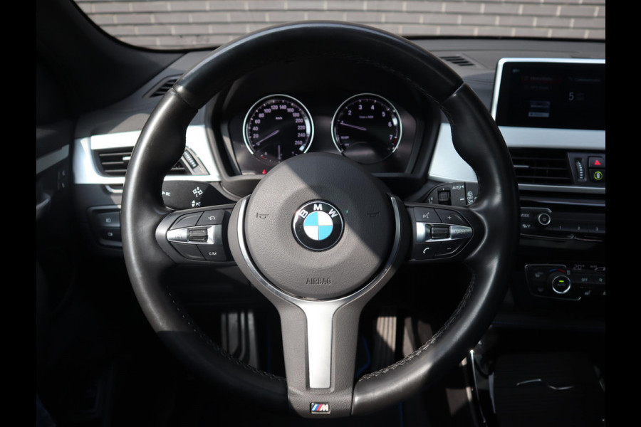 BMW X2 sDrive18i High Executive M Sport Pakket Automaat / Navigatiesysteem Plus / Panoramadak / 19 Inch / Hifi / LED / Head-Up Display / Achteruitrijcamera / Shadow Line / M Sportstoelen
