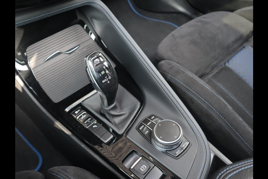 BMW X2 sDrive18i High Executive M Sport Pakket Automaat / Navigatiesysteem Plus / Panoramadak / 19 Inch / Hifi / LED / Head-Up Display / Achteruitrijcamera / Shadow Line / M Sportstoelen