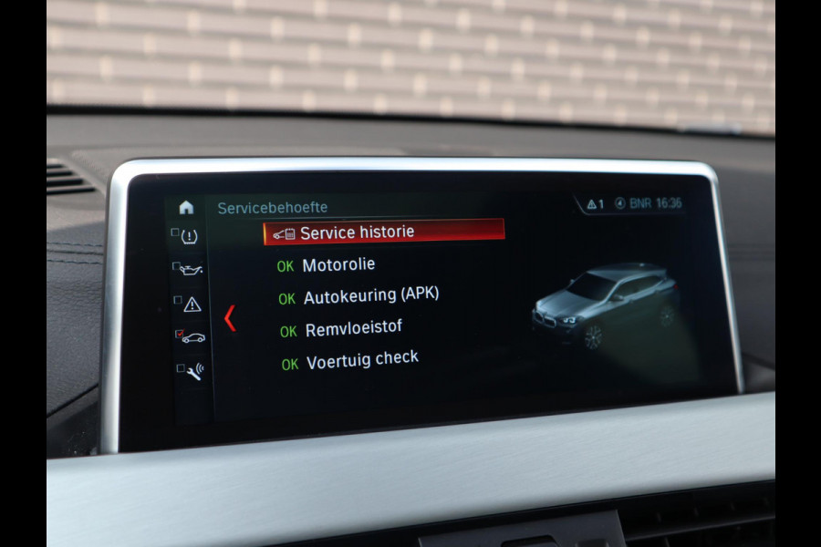 BMW X2 sDrive18i High Executive M Sport Pakket Automaat / Navigatiesysteem Plus / Panoramadak / 19 Inch / Hifi / LED / Head-Up Display / Achteruitrijcamera / Shadow Line / M Sportstoelen