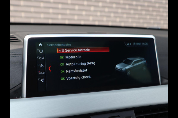BMW X2 sDrive18i High Executive M Sport Pakket Automaat / Navigatiesysteem Plus / Panoramadak / 19 Inch / Hifi / LED / Head-Up Display / Achteruitrijcamera / Shadow Line / M Sportstoelen