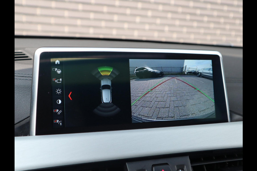 BMW X2 sDrive18i High Executive M Sport Pakket Automaat / Navigatiesysteem Plus / Panoramadak / 19 Inch / Hifi / LED / Head-Up Display / Achteruitrijcamera / Shadow Line / M Sportstoelen