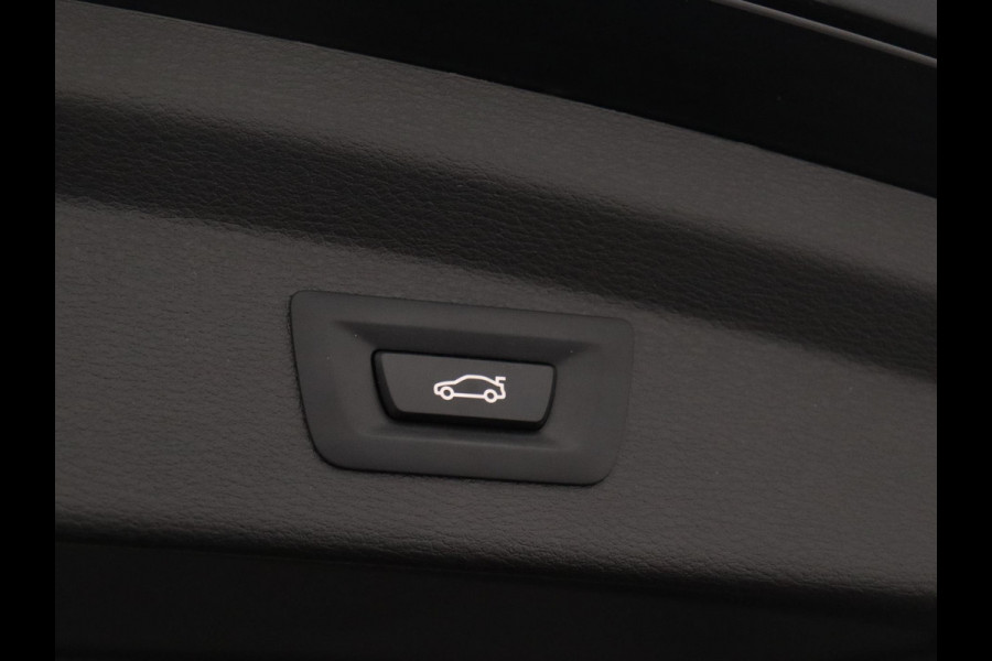 BMW X2 sDrive18i High Executive M Sport Pakket Automaat / Navigatiesysteem Plus / Panoramadak / 19 Inch / Hifi / LED / Head-Up Display / Achteruitrijcamera / Shadow Line / M Sportstoelen