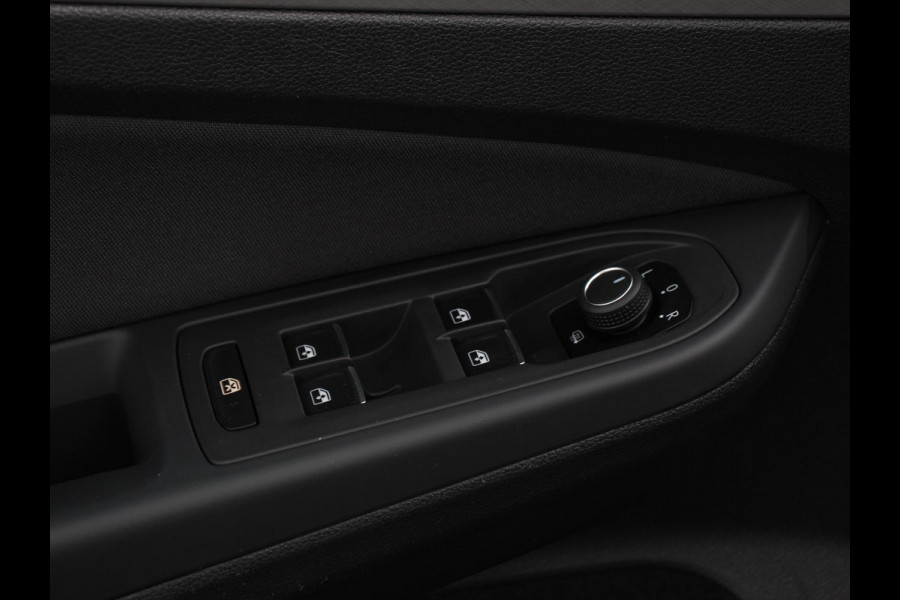 Volkswagen Golf 1.5 eTSI DSG Active | Navigatie | Apple Carplay/Android Auto | Virtual Cockpit | Climate Control | Led | Dab | Camera | Adaptive Cruise Control | Extra Getint glas