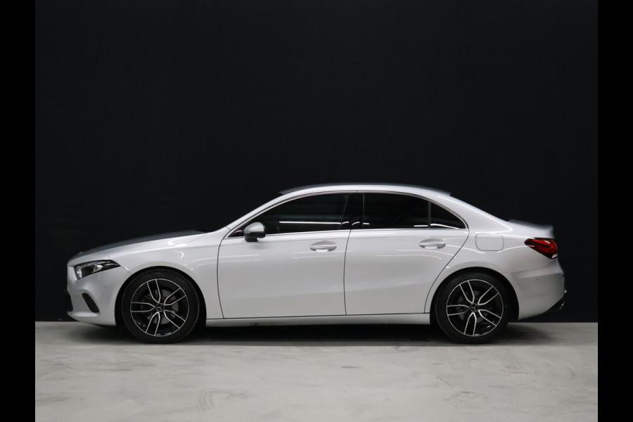 Mercedes-Benz A-Klasse 200 Luxury Line [SFEERVERLICHTING, CAMERA, PDC V+A, CRUISE CONTROL, BLUETOOTH TELEFOON, STOELVERWARMING, TREKHAAK, NAVIGATIE]