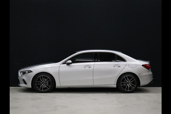 Mercedes-Benz A-Klasse 200 Luxury Line [SFEERVERLICHTING, CAMERA, PDC V+A, CRUISE CONTROL, BLUETOOTH TELEFOON, STOELVERWARMING, TREKHAAK, NAVIGATIE]