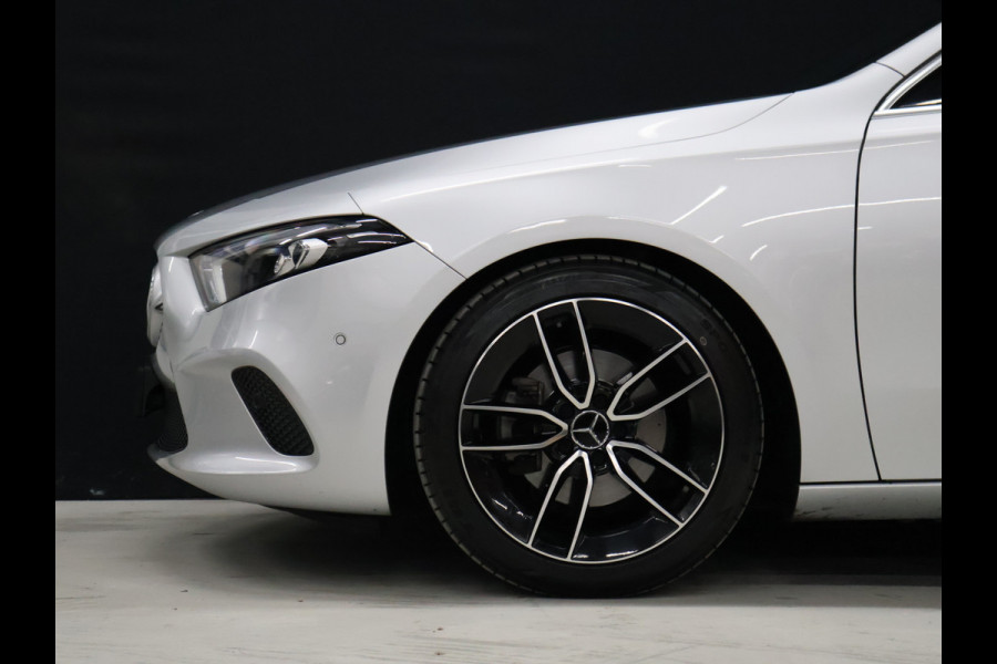 Mercedes-Benz A-Klasse 200 Luxury Line [SFEERVERLICHTING, CAMERA, PDC V+A, CRUISE CONTROL, BLUETOOTH TELEFOON, STOELVERWARMING, TREKHAAK, NAVIGATIE]