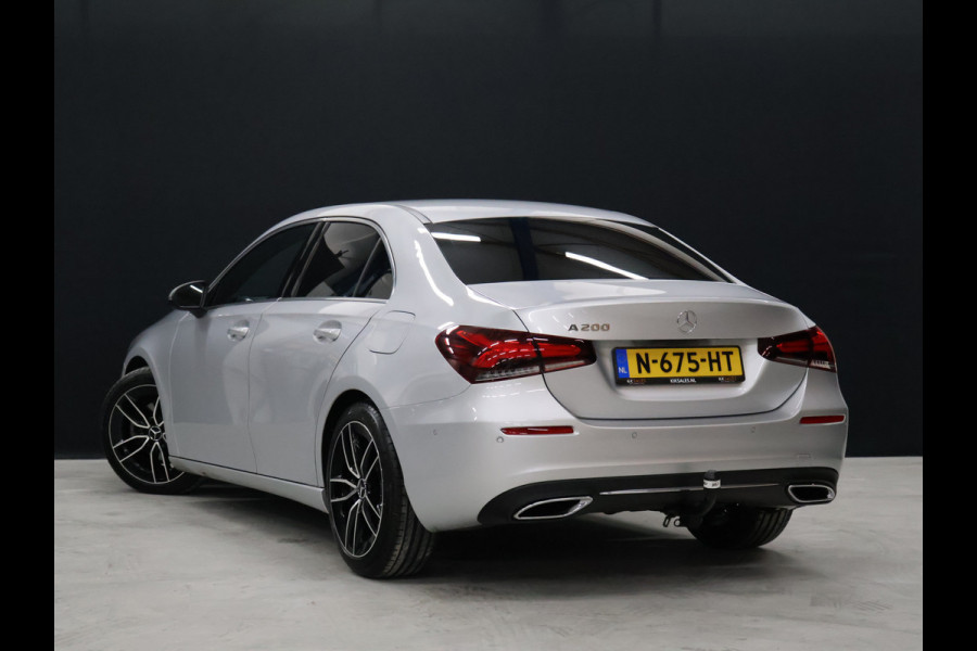 Mercedes-Benz A-Klasse 200 Luxury Line [SFEERVERLICHTING, CAMERA, PDC V+A, CRUISE CONTROL, BLUETOOTH TELEFOON, STOELVERWARMING, TREKHAAK, NAVIGATIE]