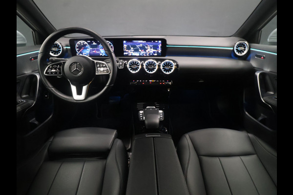 Mercedes-Benz A-Klasse 200 Luxury Line [SFEERVERLICHTING, CAMERA, PDC V+A, CRUISE CONTROL, BLUETOOTH TELEFOON, STOELVERWARMING, TREKHAAK, NAVIGATIE]
