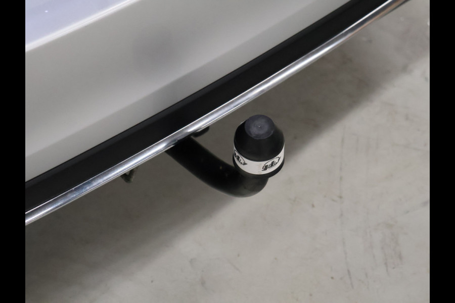 Mercedes-Benz A-Klasse 200 Luxury Line [SFEERVERLICHTING, CAMERA, PDC V+A, CRUISE CONTROL, BLUETOOTH TELEFOON, STOELVERWARMING, TREKHAAK, NAVIGATIE]