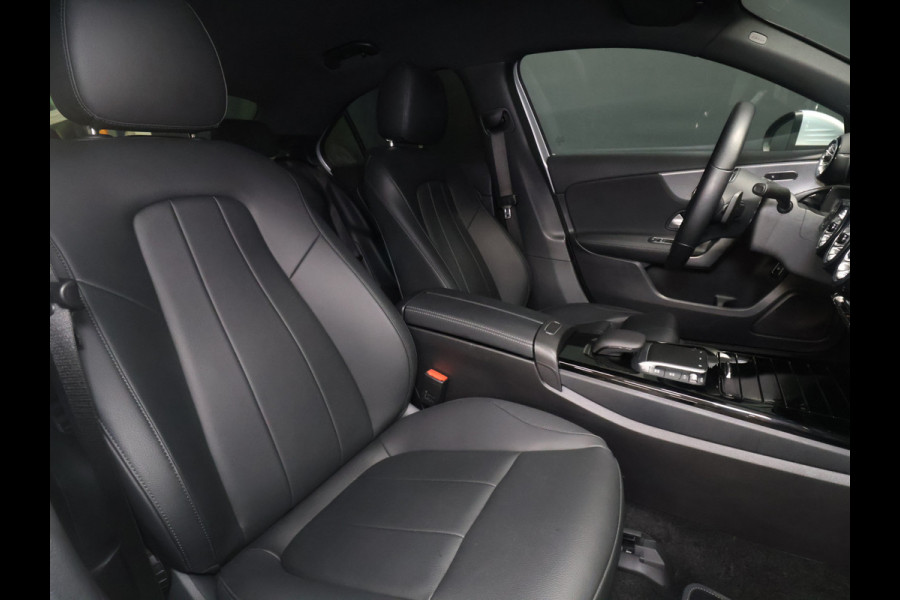 Mercedes-Benz A-Klasse 200 Luxury Line [SFEERVERLICHTING, CAMERA, PDC V+A, CRUISE CONTROL, BLUETOOTH TELEFOON, STOELVERWARMING, TREKHAAK, NAVIGATIE]