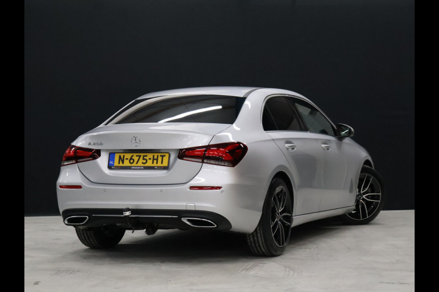 Mercedes-Benz A-Klasse 200 Luxury Line [SFEERVERLICHTING, CAMERA, PDC V+A, CRUISE CONTROL, BLUETOOTH TELEFOON, STOELVERWARMING, TREKHAAK, NAVIGATIE]