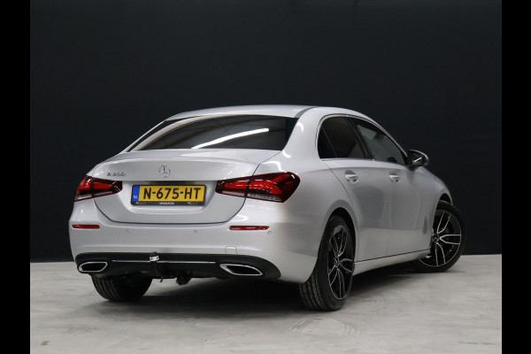 Mercedes-Benz A-Klasse 200 Luxury Line [SFEERVERLICHTING, CAMERA, PDC V+A, CRUISE CONTROL, BLUETOOTH TELEFOON, STOELVERWARMING, TREKHAAK, NAVIGATIE]