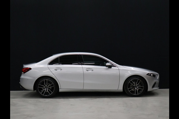 Mercedes-Benz A-Klasse 200 Luxury Line [SFEERVERLICHTING, CAMERA, PDC V+A, CRUISE CONTROL, BLUETOOTH TELEFOON, STOELVERWARMING, TREKHAAK, NAVIGATIE]