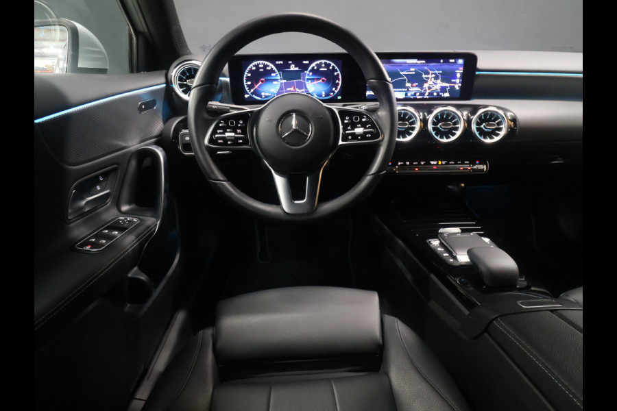 Mercedes-Benz A-Klasse 200 Luxury Line [SFEERVERLICHTING, CAMERA, PDC V+A, CRUISE CONTROL, BLUETOOTH TELEFOON, STOELVERWARMING, TREKHAAK, NAVIGATIE]