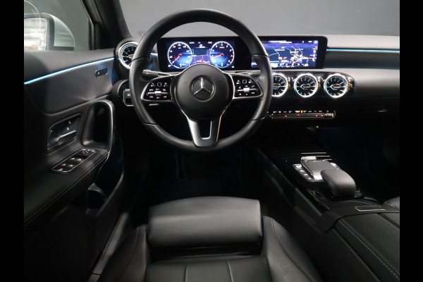 Mercedes-Benz A-Klasse 200 Luxury Line [SFEERVERLICHTING, CAMERA, PDC V+A, CRUISE CONTROL, BLUETOOTH TELEFOON, STOELVERWARMING, TREKHAAK, NAVIGATIE]