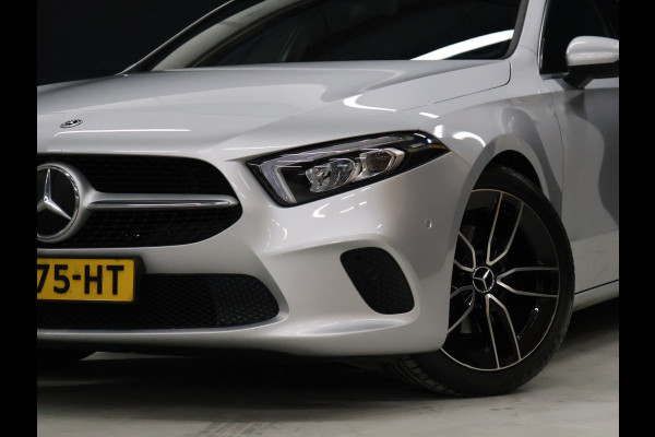 Mercedes-Benz A-Klasse 200 Luxury Line [SFEERVERLICHTING, CAMERA, PDC V+A, CRUISE CONTROL, BLUETOOTH TELEFOON, STOELVERWARMING, TREKHAAK, NAVIGATIE]