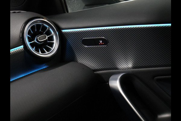 Mercedes-Benz A-Klasse 200 Luxury Line [SFEERVERLICHTING, CAMERA, PDC V+A, CRUISE CONTROL, BLUETOOTH TELEFOON, STOELVERWARMING, TREKHAAK, NAVIGATIE]
