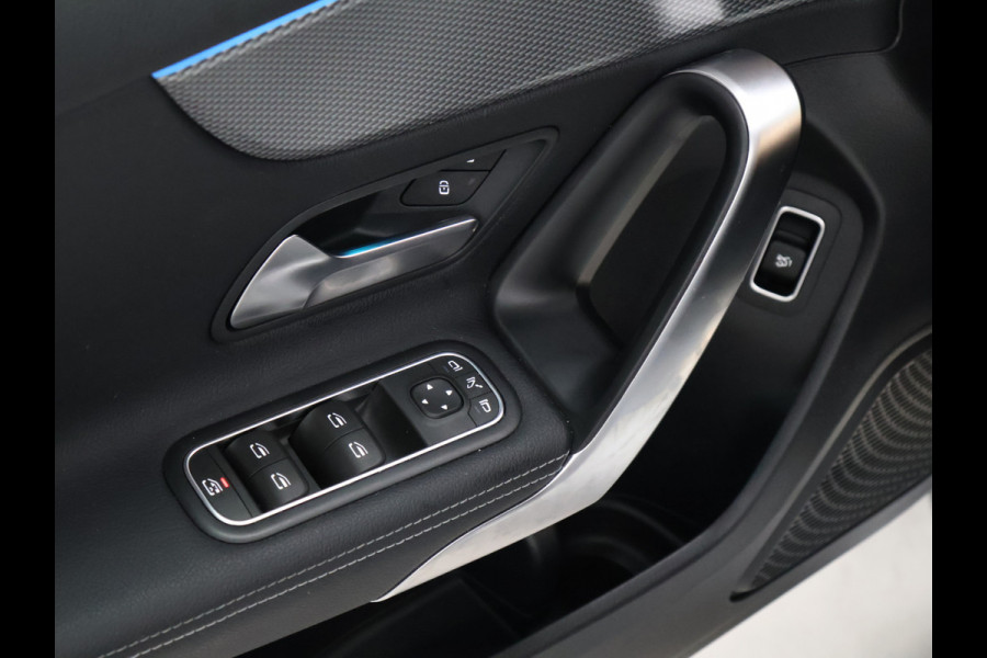 Mercedes-Benz A-Klasse 200 Luxury Line [SFEERVERLICHTING, CAMERA, PDC V+A, CRUISE CONTROL, BLUETOOTH TELEFOON, STOELVERWARMING, TREKHAAK, NAVIGATIE]