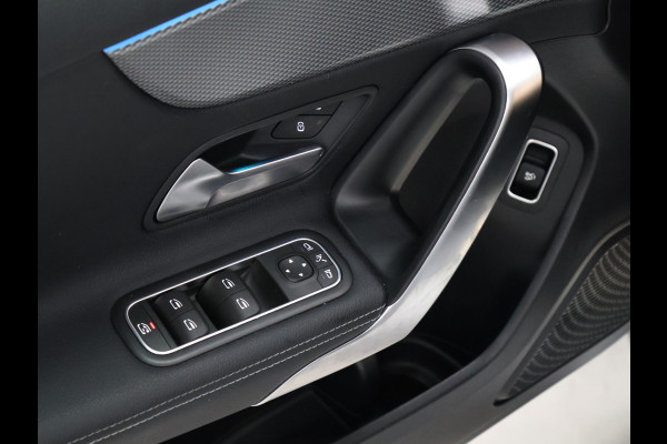 Mercedes-Benz A-Klasse 200 Luxury Line [SFEERVERLICHTING, CAMERA, PDC V+A, CRUISE CONTROL, BLUETOOTH TELEFOON, STOELVERWARMING, TREKHAAK, NAVIGATIE]
