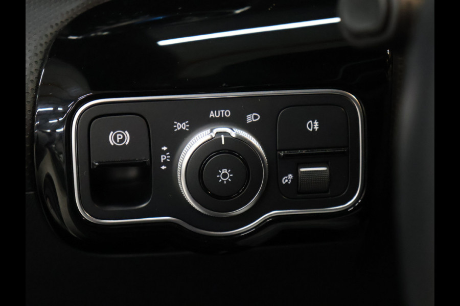 Mercedes-Benz A-Klasse 200 Luxury Line [SFEERVERLICHTING, CAMERA, PDC V+A, CRUISE CONTROL, BLUETOOTH TELEFOON, STOELVERWARMING, TREKHAAK, NAVIGATIE]