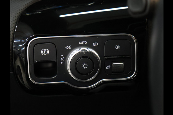 Mercedes-Benz A-Klasse 200 Luxury Line [SFEERVERLICHTING, CAMERA, PDC V+A, CRUISE CONTROL, BLUETOOTH TELEFOON, STOELVERWARMING, TREKHAAK, NAVIGATIE]